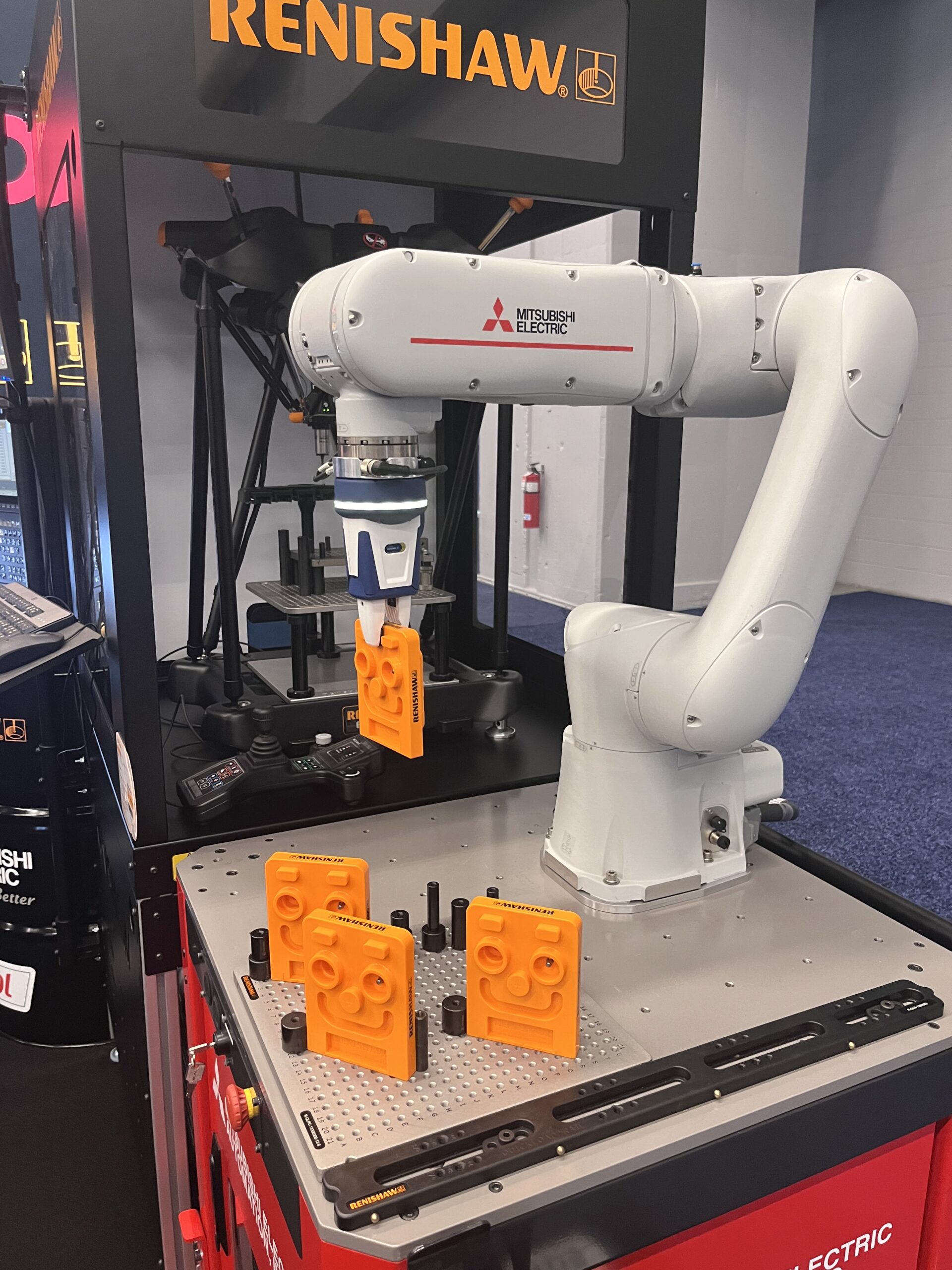 Automatisation avec obot mitsubishi qui charge et décharge un comparateur Renishaw .